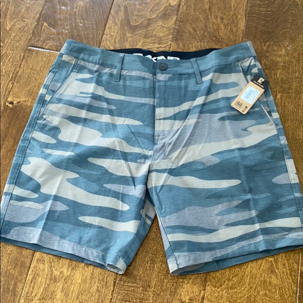 DaKine men’s camp Shorts size 34
